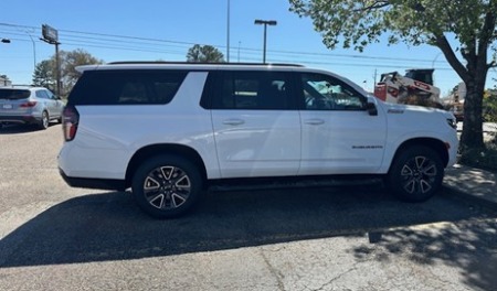 2022 Chevrolet Suburban white